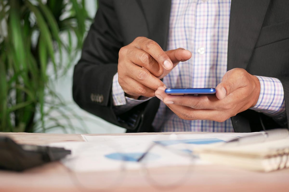 7 sinais de caixa frágil e como reverter em 30 dias — Antecipa Fácil