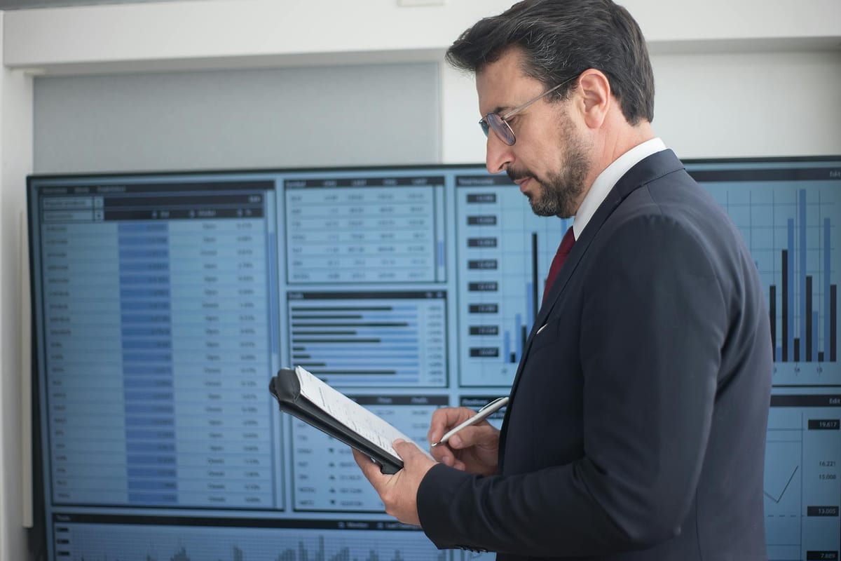 7 sinais de sazonalidade que apertam seu caixa B2B — Antecipa Fácil